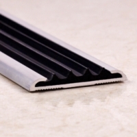 Профили и пороги противоскользящие из алюминия